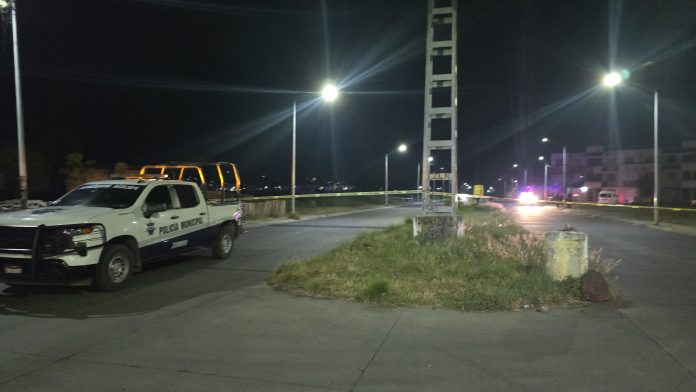Un joven motociclista resultó lesionado al ser blanco de una agresión armada en el Fraccionamiento Acanto I, de la ciudad de Zamora.
