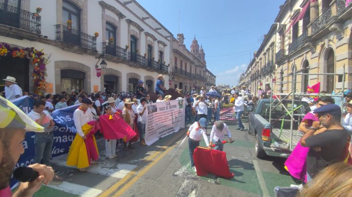 Marchan contra la prohibición de jaripeos, tauromaquia y peleas de gallos en Michoacán