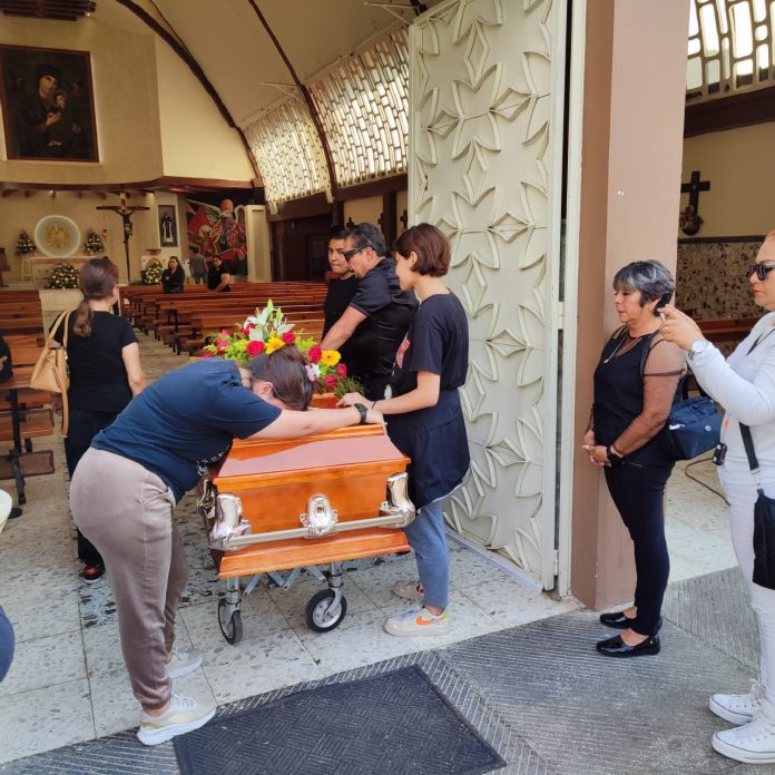 Dan el último adiós al periodista Mauricio Cruz, asesinado en Uruapan Dan el último adiós al periodista Mauricio Cruz, asesinado en Uruapan