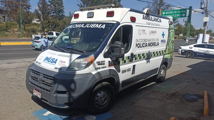 Se registra choque entre 2 camiones, choferes huyen y abandonan a 6 pasajeros heridos, en Morelia