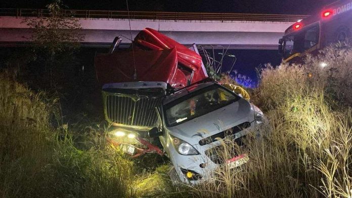 Tráiler limonero y auto protagonizan choque en la Morelia-Pátzcuaro; hay 2 heridos