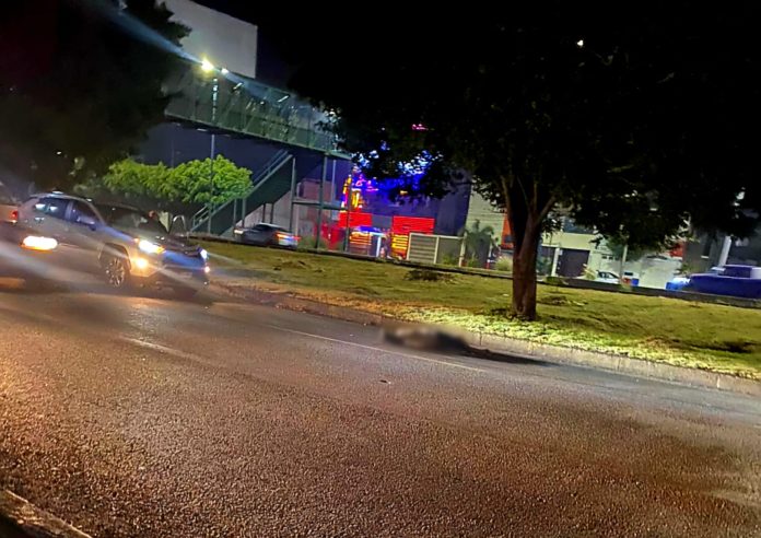 Peatón es atropellado en el periférico de Morelia y auto vuelca al esquivarlo Peatón es atropellado en el periférico de Morelia y auto vuelca al esquivarlo
