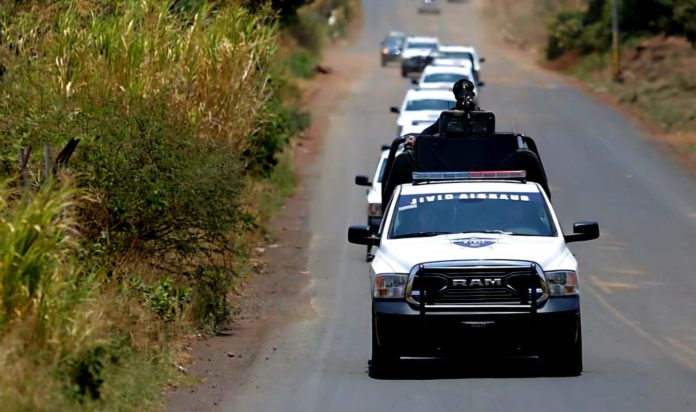 A través de las redes sociales pobladores de distintas comunidades de Apatzingán, reportaron una serie de enfrentamientos armados entre grupos de la delincuencia organizada, lo que desató un despliegue de seguridad por aire y tierra.