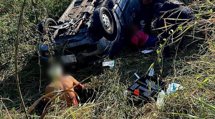 Pareja resulta herida tras volcadura en la Buenavista-Apatzingán