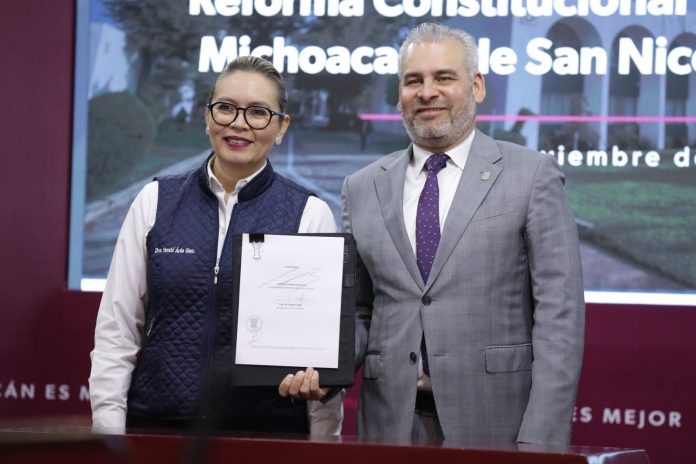 Presenta gobernador iniciativa constitucional para garantizar autonomía plena a la UMSNH