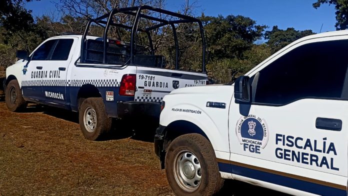 Abandonan un ejecutado a un costado de la carretera Apatzingán - Cuatro Caminos