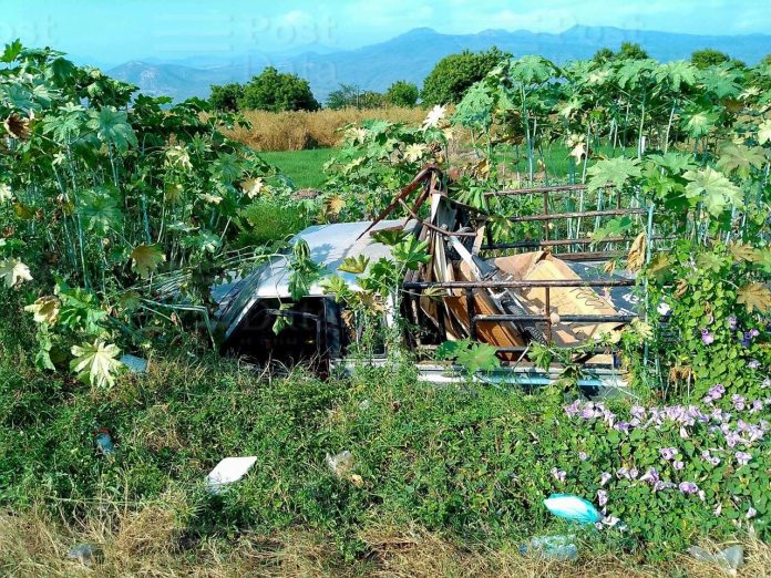 Camioneta se va a canal de aguas negras en Apatzingán; hay dos heridos