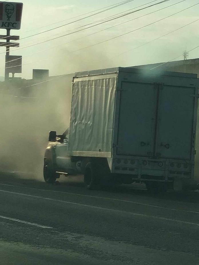 Se registra conato de incendio de camioneta a la altura de El Relicario, Morelia