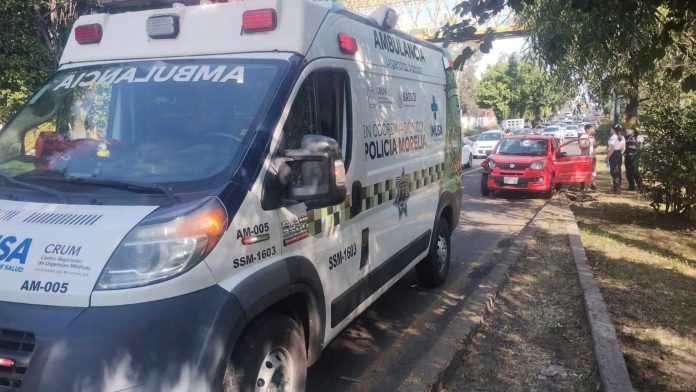 Auto es chocado por tractocamión en el libramiento norte de Morelia