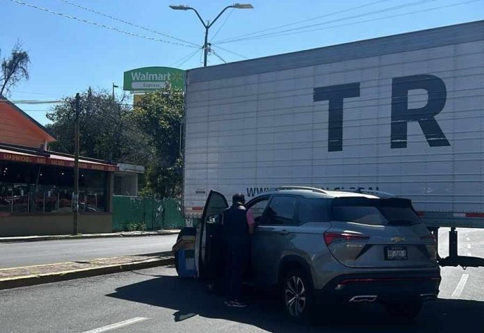 Camioneta choca contra remolque de tráiler en la Av. Enrique Ramírez Miguel de Morelia