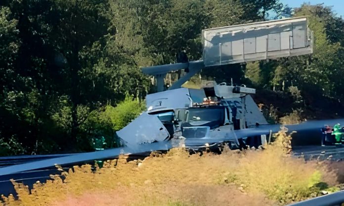 Camión de carga impacta contra base de señalamiento y contención, en la autopista Siglo XXI
