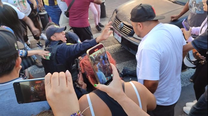 Retiro de ambulantes deriva en afectaciones a un menor, agresiones y retención de empleadas municipales