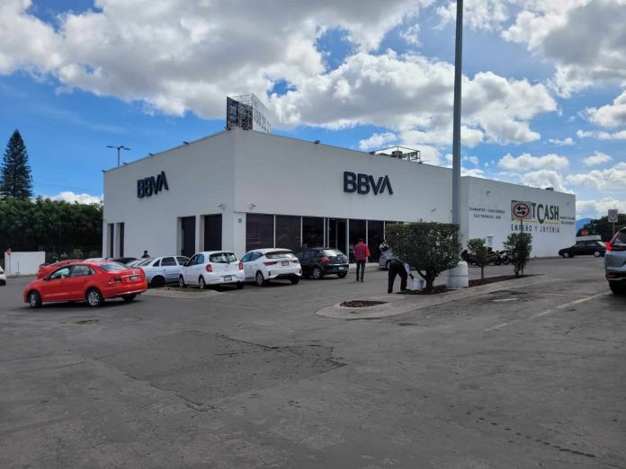 Asaltan a cuentahabiente de BBVA en Macroplaza Estadio