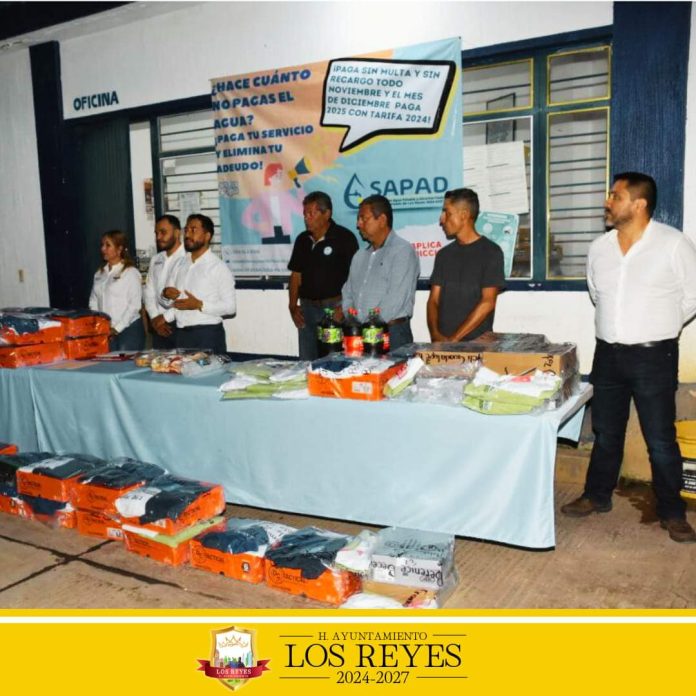 Entregan uniformes y calzado a trabajadores de SAPAD en Los Reyes