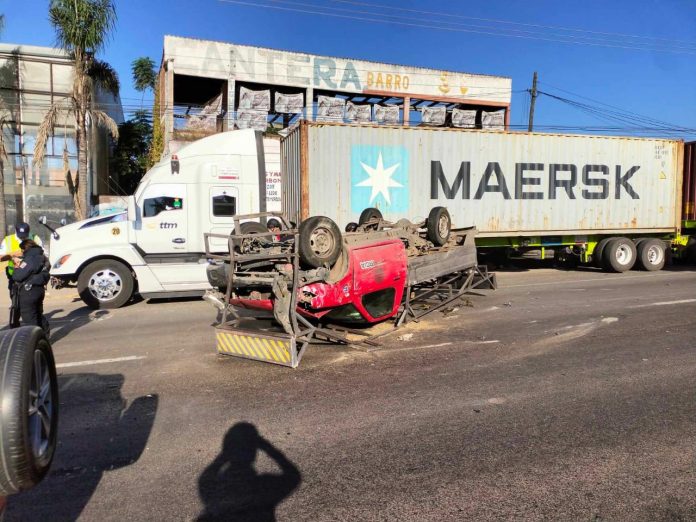 Se registra volcadura de camioneta en la salida a Salamanca; no hay heridos