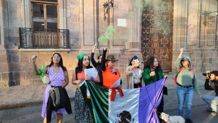 Persisten desigualdades y opresiones contra mujeres, recuerdan feministas en el 25N