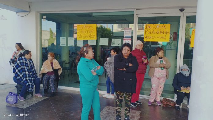 Inconformes con el desabasto, vecinos de Morelia toman el OOAPAS de La Soledad
