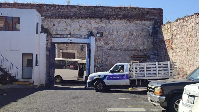 Vehículos del Ayuntamiento ocupan estacionamiento para clientes en Tu Plaza Allende: Comerciante