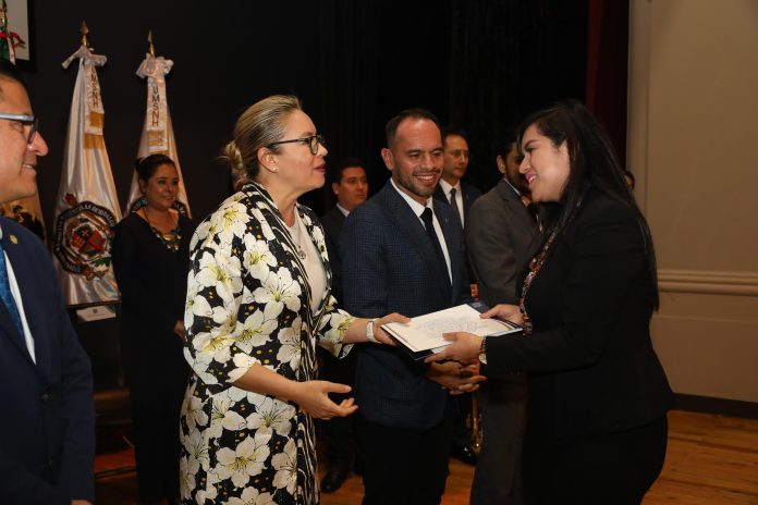 Después de años de espera, logran maestras y maestros el nombramiento definitivo en la UMSNH