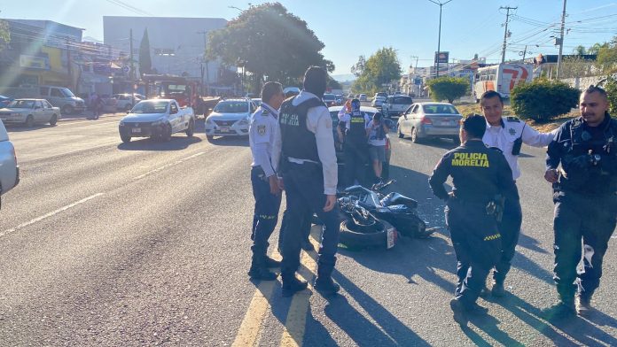 Motociclista choca contra auto en la avenida Madero Poniente de Morelia