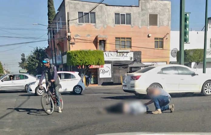 Motocicleta es impactada por camioneta en la Av. Décima de Morelia