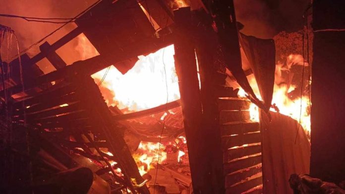 Incendio destruye un domicilio en Curungueo, Zitácuaro