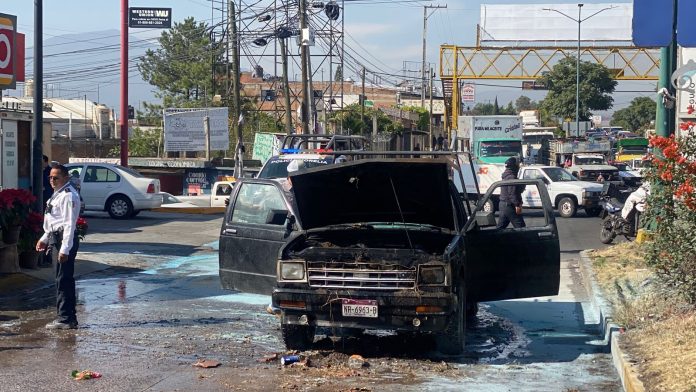Arde camioneta al poniente de Morelia; además otro vehículo vuelca en la zona norte
