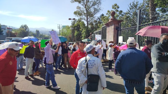 En exigencia de ser escuchados, sindicatos se manifiestan en Casa Michoacán