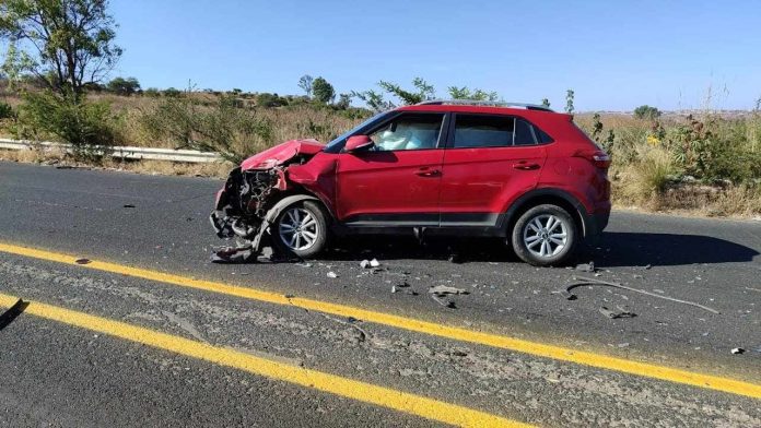 Se registra choque entre 2 vehículos en el camino Morelia-Recinto Ferial; hay 2 heridos