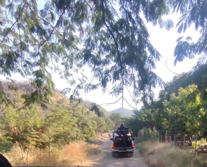 Grupos antagónicos del crimen se enfrentan en Parácuaro +En la cabecera municipal y en la periferia; al momento no hay reporte de víctimas halladas. RED 113 MICHOACÁN/Redacción Parácuaro, Mich.- 4 de diciembre de 2024.- La mañana de este día, grupos antagónicos de la delincuencia organizada protagonizaron enfrentamientos armados en la cabecera municipal y en la periferia de Parácuaro. Los tiroteos duraron varios minutos y generaron la movilización del Ejército, la Guardia Nacional y la Guardia Civil. Según fuentes militares, las balaceras se debieron a la pugna del territorio entre las células delictivas. Aunque no se han reportado víctimas, es común que estos grupos carguen con sus muertos o lesionados para no dejar rastros, dijeron los contactos del Ejército. Uno de los sitios donde los enfrentamientos se prolongaron fue en la población de Las Ordeñitas, donde algunos pobladores grabaron videos en los que se escuchan las ráfagas de armas largas y los subieron a las redes sociales. La situación en Parácuaro sigue siendo tensa, mientas que los militares y los policías recorren brechas, carreteras y zonas de difícil acceso en el municipio en búsqueda de los responsables y con el objetivo de evitar más hechos de violencia.