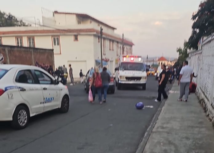 Pareja de motociclistas es atacada a balazos frente al panteón municipal; el hombre murió