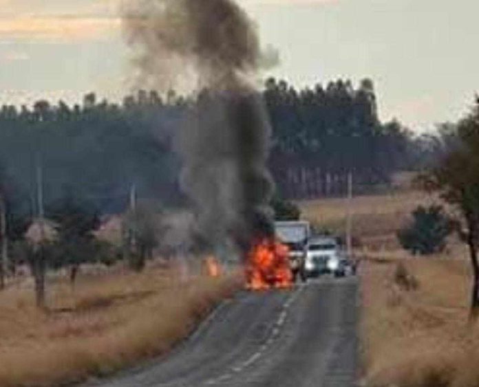 Arde camioneta en la carretera Morelia-Maravatío