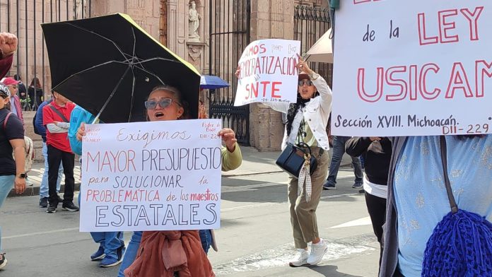 Ante 'puertas cerradas' en la SEE, magisterio Poder de Base marcha en Morelia