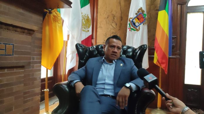 El secretario de Gobierno, Carlos Torres Piña, confirmó que al menos tres alcaldes se encuentran despachando desde fuera de sus municipios