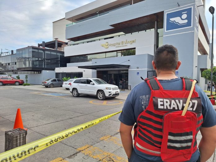 Le disparan en al menos 15 ocasiones a automovilista en Uruapan; queda herido