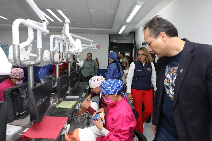Yarabí Ávila entrega equipamiento a la Facultad de Odontología; se fortalece preparación de las y los estudiantes