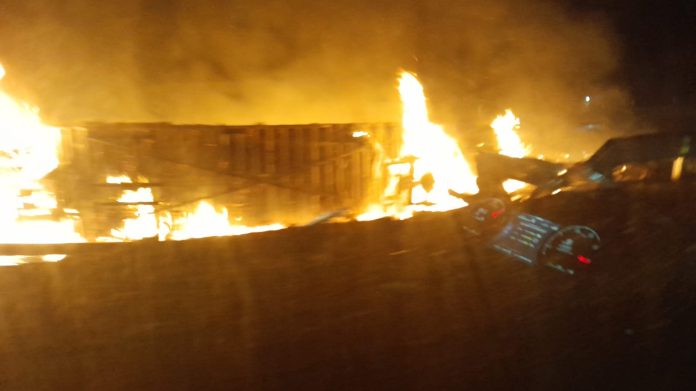 Trailero muere tras volcadura e incendio de su unidad en la México-Guadalajara