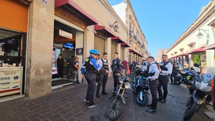 Tres motociclistas armados asaltaron tres locales de joyería ubicados en la Plaza de la Mujer, esto en el Centro Histórico de Morelia,