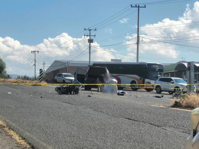 Muere motociclista tras choque contra camioneta en Charo