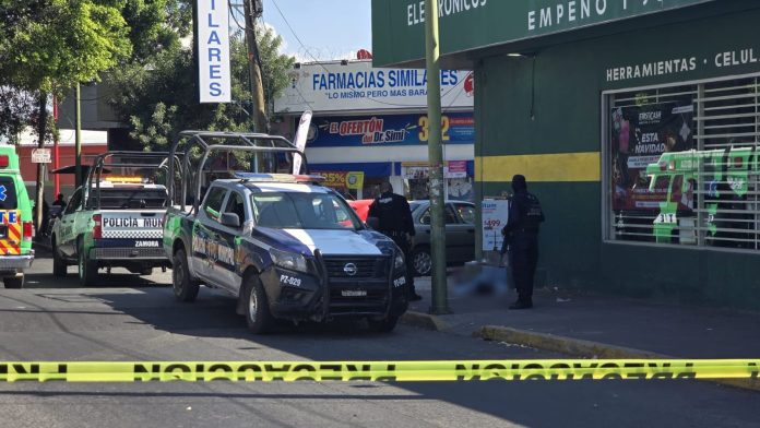 Joven es acribillado a tiros por fuera de casa de empeño en Zamora