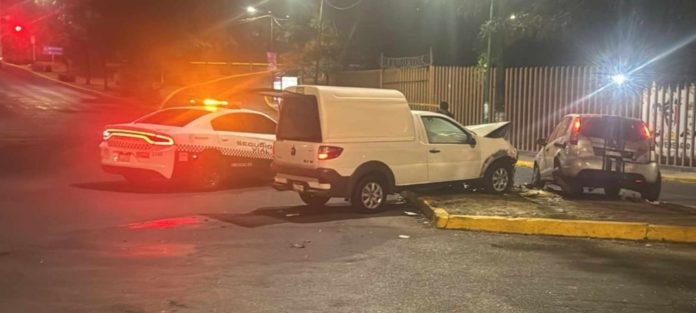 Camioneta y auto protagonizan choque en Calzada Juárez, al sur de Morelia