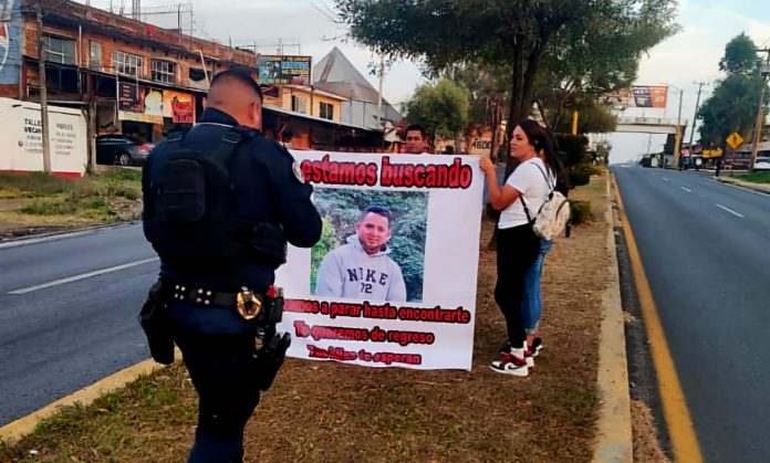Comuneros bloquean la salida de Uruapan por desaparición de un habitante de Caltzontzin