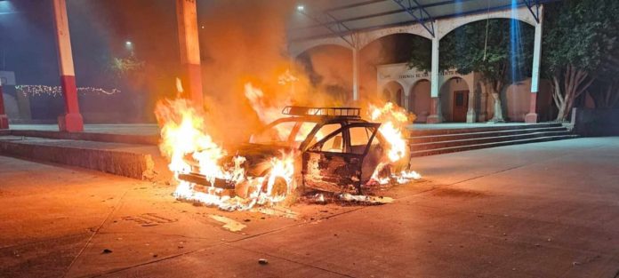 Delincuentes queman auto en Cuitzeo y dejan mensaje