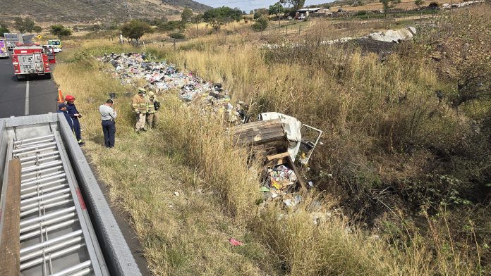 Tragedia en la Jacona - Los Reyes, camión recolector de basura se desbarranca; hay dos muertos