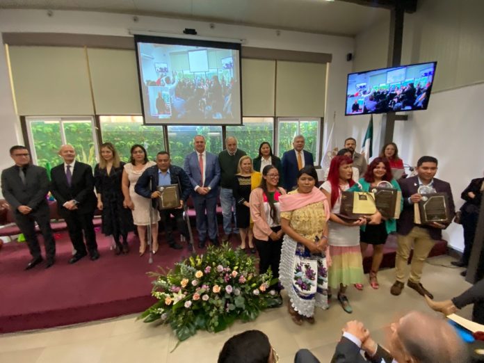 Tata Francisco Martínez Gracián recibe la Presea al Mérito en Derechos Humanos 2024