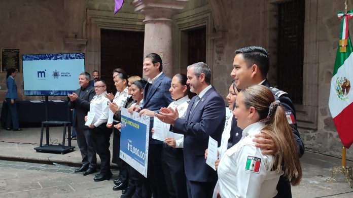 Alcalde anuncia aumento de salario y de vacaciones a policías de Morelia