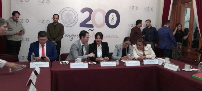 Servidores públicos tienen plazas en la Secretaría de Educación de Michoacán, en áreas que van desde gestores hasta supervisores, denunció la titular del área