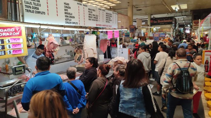 Las familias morelianas llegaron a los mercados de la ciudad desde temprana hora de este último día del año, para hacer los preparativos y recibir el 2025.