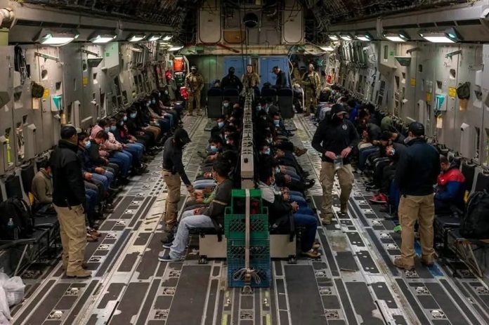Denuncian migrantes olvido institucional ante deportaciones