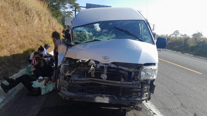 Fuerte choque por alcance en la autopista Siglo XXI deja solo daños materiales